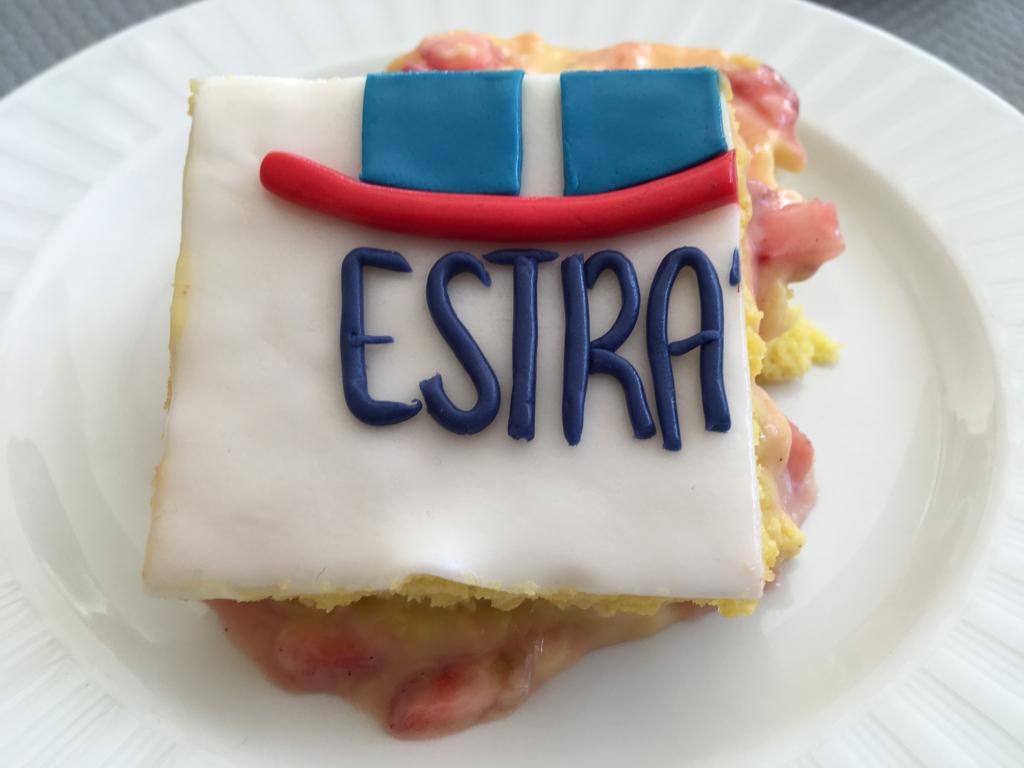 1 an Estra’Réseau – part de gâteau d’anniversaire